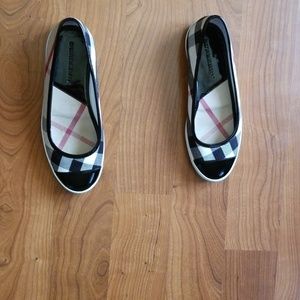 Burberry canvas flat shoes with  black patent